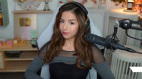 poki mane nip slip|Pokimane panics after accidental wardrobe。